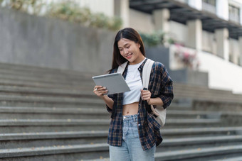 美丽的年轻的亚洲女人<strong>大学</strong>学生朋友在户外<strong>大学</strong>学生工作<strong>大学</strong>校园