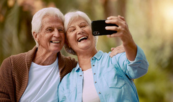 高级夫妇电话自拍微笑户外夏天社会媒体快乐公园快乐上了年纪的男人。女人图片移动智能手机互联网帖子幸福