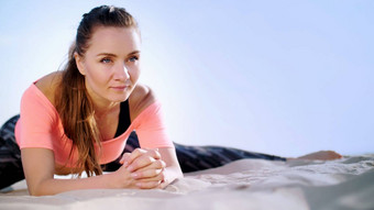 健康的年轻的美丽的女人伸展运动练习瑜伽海滩日出使练习平衡协调深肌肉语气放松肌肉心