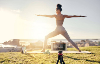 瑜伽健身生活流媒体女人智能手机自然社会媒体影响者博客健康内容创建伸展运动普拉提健身内容创造者女孩摄像应用程序