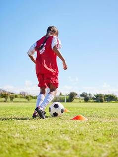 体育培训女孩玩足球健身物理活动爱好场西班牙活跃的焦点运动员运球足球游戏有氧运动匹配草