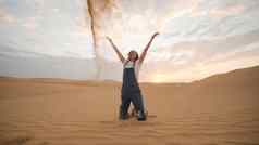 快乐女孩沙漠阿拉伯阿联酋航空公司抛出沙子