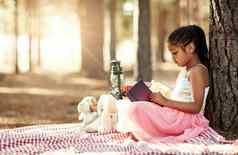 书光明孩子们想象力女孩阅读书玩具森林