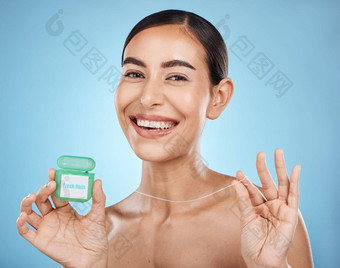 女人牙线微笑肖像牙科医疗保健新鲜的呼吸牙齿清洁孤立的蓝色的背景脸快乐口服卫生产品口健康健康的牙龈工作室