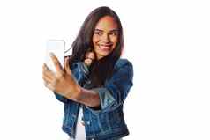 快乐模型时尚电话自拍孤立的白色背景社会媒体配置文件图片视频调用微笑女人影响者移动摄影技术写博客模型