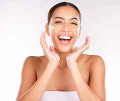 女人美保湿霜微笑护肤品化妆品治疗工作室背景肖像快乐女模型脸奶油化妆品水合作用健康的皮肤模型