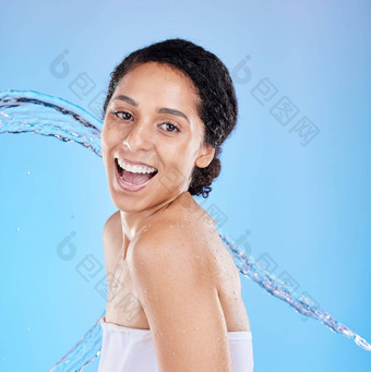 护肤品美水飞溅肖像女人淋浴水疗中心健康清洁健康奢侈品女孩模型化妆品水合作用皮肤病学蓝色的背景