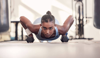 哑铃健身黑色的女人培训锻炼健美运动员健身房地板上肖像身体目标肌肉健康动机强大的权力体育女孩推锻炼齿轮