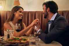 爱餐厅夫妇持有手表格情人节一天食物日期微笑披萨酒日期晚上男人。女人微笑情人节庆祝活动快乐的关系