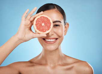 美皮肤护理女人肖像葡萄柚脸皮肤病学自然化妆品健康快乐审美模型可持续发展的水果面部营养发光蓝色的背景