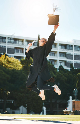 女人毕业跳庆祝大学学校大学证书阳光学生研究生奖学金文凭成功庆祝活动教育快乐校园