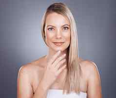 女人头发健康美肖像沙龙增长奢侈品化妆品护理皮肤病学角蛋白治疗灰色工作室背景模型脸护肤品发光动机头发护理发光