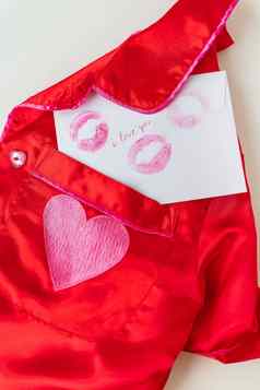 登记爱白色信封打印嘴唇使红色的口红背景小红色的心红色的衬衫情人节概念垂直照片