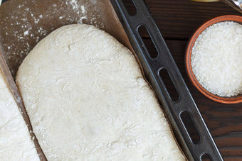 新鲜的生面团烘焙面包烘焙表准备好了烘焙木背景特写镜头
