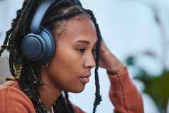 音乐耳机黑色的女人思考精神健康的想法住平静和平研究学生听播客人音频技术大学压力管理