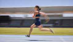 女人运动模糊运行体育场跟踪健身培训锻炼锻炼比赛马拉松竞争挑战跑步者体育运动员快运动速度能源有氧运动