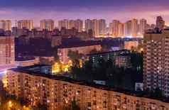 晚上色彩斑斓的窗户灯高层住宅建筑城市睡觉区域