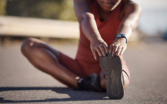 黑色的女人伸展运动脚跑步者健身城市街开始运行温暖的有氧运动体育运动锻炼户外健康的活跃的生活身体锻炼运动员准备好了运行