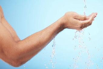 男人。水洗手蓝色的背景身体卫生维护医疗保健健康护肤品梳理例程模型水飞溅运行淋浴清洁细菌护理