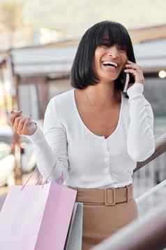 电话调用购物自动扶梯黑色的女人客户购物中心零售消费主义移动销售商店年轻的女消费者会说话的智能手机shoppung购物中心