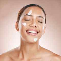 护肤品奶油黑色的女人工作室美化妆品健康的发光产品广告年轻的快乐模型防晒霜结果皮肤病学皮肤护理面部胶原蛋白促销活动