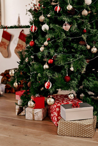 圣诞节树礼物地板上首页生活房间庆祝活动准备节日季节早....现在传统圣诞节树房子圣诞节假期