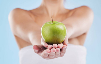 手女人持有健康的苹果健康健康食物蓝色的背景美护理营养模型女孩成熟的多汁的水果维生素生活方式饮食