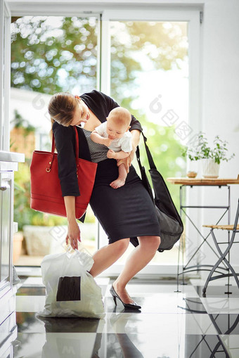生病了检查日记回来忙女商人携带购物袋婴儿会说话的电话返回工作