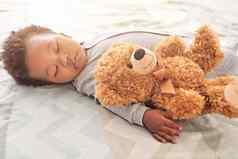 泰迪关闭柔软最甜蜜的梦想婴儿男孩睡觉床上泰迪熊