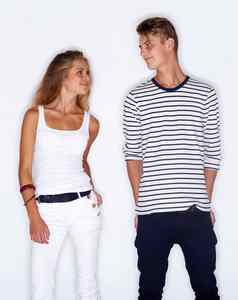 时尚发热年轻的时尚的夫妇站白色背景