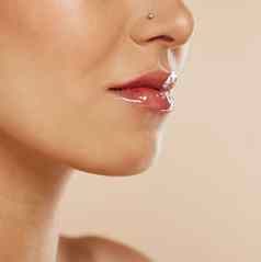 美嘴唇口唇光泽口红化妆品化妆产品模型护肤品广告米色工作室背景皮肤病学美容护理健康模型皮肤