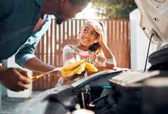 车问题孩子爸爸工作机械师教学女儿改变电动机石油修复车辆黑色的男人。女孩孩子学习会说话的成键忙引擎运输