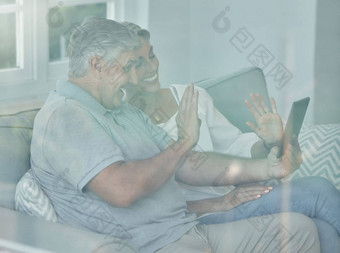 高级夫妇波平板电脑视频调用快乐男人。女人连接沟通成熟的人在线科技视频会议互联网老退休联系