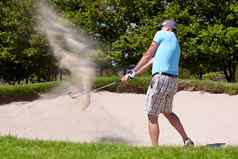 玩沟成熟的男人。玩高尔夫球拍摄沙子地堡
