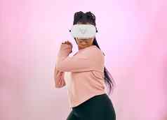 黑色的女人玩家元宇宙未来主义的游戏活动粉红色的工作室背景非洲美国女虚拟现实游戏耳机未来模型