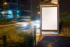 户外广告不断地不断发展的空白光盒子公共汽车停止