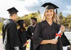 女人学生肖像微笑毕业仪式成就更高的教育快乐女学术学习者持有证书资格学位大学奖学金