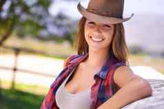 你好合作伙伴肖像美丽的年轻的女牛仔站在户外