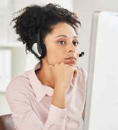 调用中心伤心黑色的女人阅读电子邮件咨询焦虑思考电话销售电脑精神健康crm客户服务工人给建议顾问在线