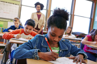 孩子们教育学校学生黑色的女孩写作书坐着类学习研究笔记本奖学金女孩子桌子上教室