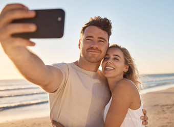 电话自拍快乐夫妇海滩假期浪漫的度蜜月庆祝活动幸福爱年轻的男人。女人采取图片海洋海假期