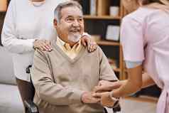 残疾病人持有手医生高级支持信任首页护理物理治疗医疗保健医疗工人咨询上了年纪的男人。轮椅照顾者