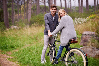 享受骑农村年轻的夫妇享受自行车骑在户外