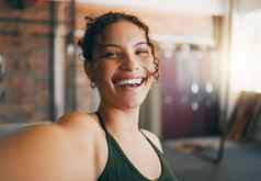 健身肖像锻炼健身房自拍女人快乐锻炼培训动机身体健康年轻的体育女运动员微笑社会媒体博客健康的生活方式