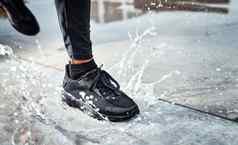 脚飞溅水街人运行雨鞋子水坑西雅图路户外有氧运动跑步者培训马拉松一步湿地面移动快健身锻炼