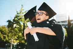拥抱毕业学生微笑成功成就快乐户外礼服女研究生拥抱完成学位教育证书文凭大学大学