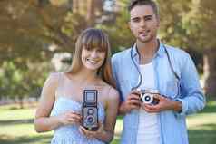分享爱激情摄影年轻的夫妇采取图片古董相机