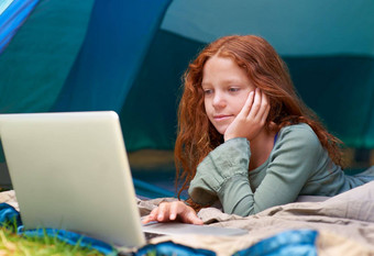 妍互联网自由荒野肖像年轻的女孩移动PC野营