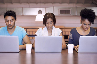 研究集团<strong>动力学</strong>工作室拍摄学生坐着桌子上工作笔记本电脑
