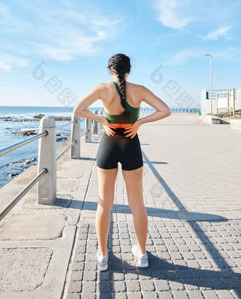 体育女人回来疼痛红色的发光海滩健身海洋锻炼海培训医疗保健健康危机受伤疼痛身体压力跑步者摘要倦怠医疗解剖学